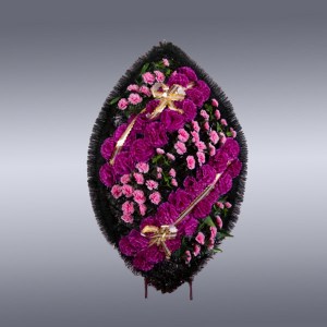 Ритуальный венок с матерчатыми фиолетовыми  цветами и декоративной лентой